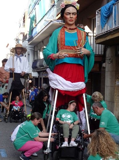 Geganta-Frida-grup-fixant-la-cadira-de-la-Lucía