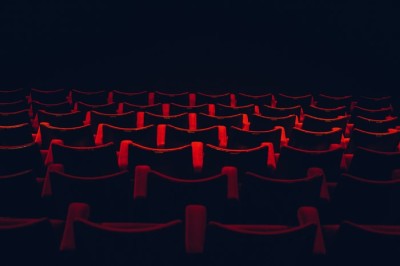 5372482-seats-seating-red-red-chairs-cinema-room-cinema-cinema-seats-seat-theatre-theater-chair-dark-movie-room-darkness-dark-room-sofa-velvet-chairs-repetition-repetitive-creative-commons-i