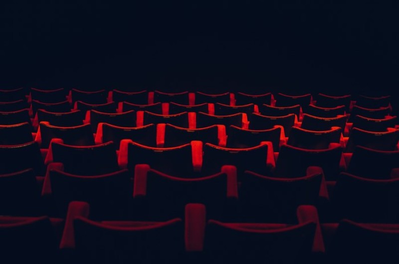 5372482-seats-seating-red-red-chairs-cinema-room-cinema-cinema-seats-seat-theatre-theater-chair-dark-movie-room-darkness-dark-room-sofa-velvet-chairs-repetition-repetitive-creative-commons-i